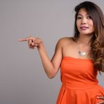 femme asiatique avec robe bustier